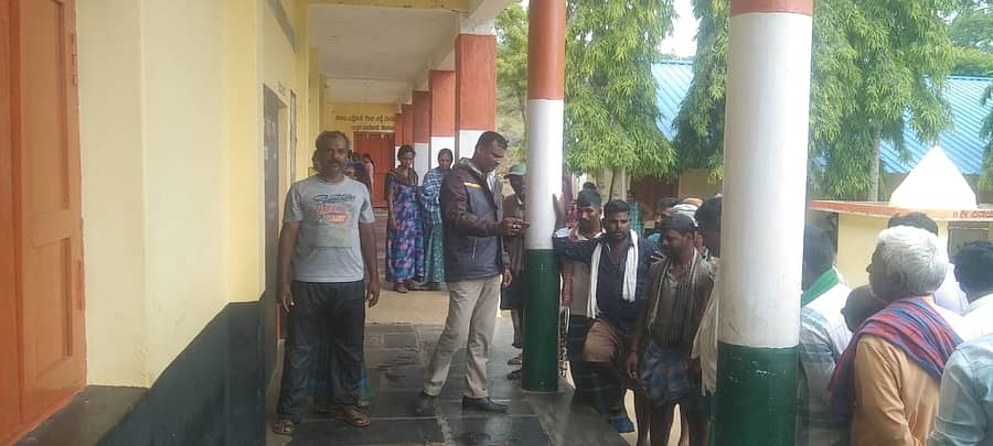ರಟ್ಟೀಹಳ್ಳಿ ತಾಲ್ಲೂಕಿನ ಹಿರೇಯಡಚಿ ಸರ್ಕಾರಿ ಹಿರಿಯ ಪ್ರಾಥಮಿಕ ಶಾಲೆಯ ಆವರಣದಲ್ಲಿ ಶುಕ್ರವಾರ ರಕ್ತದ ಕಲೆಗಳು ಕಂಡುಬಂದಿದ್ದರಿಂದ ಇಲಾಖೆ ಅಧಿಕಾರಿಗಳು, ಪೊಲೀಸ್ ಸಿಬ್ಬಂದಿ ಸ್ಥಳ ಪರಿಶೀಲನೆ ನಡೆಸಿದರು