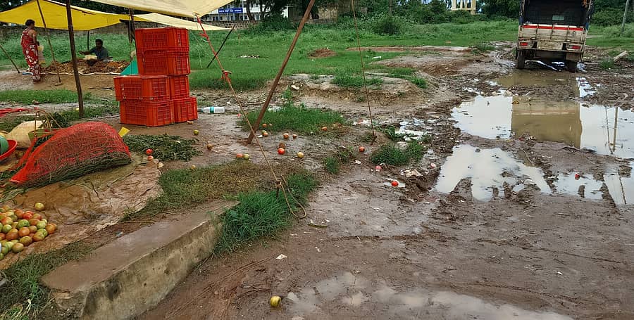 ಸಂತೇಬೆನ್ನೂರಿನ ವಾರದ ಸಂತೆ ನಡೆಯುವ ಜಾಗ ಕೆಸರುಗದ್ದೆಯಾಗಿರುವುದು