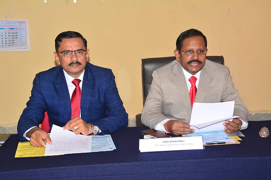 ಗದಗ ಜಿಲ್ಲಾ ಪ್ರಧಾನ ಜಿಲ್ಲಾ ಮತ್ತು ಸೆಷನ್ಸ್ ನ್ಯಾಯಾಧೀಶ ಬಸವರಾಜ (ಬಲತುದಿ) ಅವರು ಜುಲೈ 13ರಂದು ನಡೆಯುವ ರಾಷ್ಟ್ರೀಯ ಲೋಕ ಅದಾಲತ್ ಕುರಿತಾದ ಮಾಹಿತಿ ನೀಡಿದರು. ಜಿಲ್ಲಾ ಕಾನೂನು ಸೇವೆಗಳ ಪ್ರಾಧಿಕಾರದ ಸದಸ್ಯ ಕಾರ್ಯದರ್ಶಿ ಸಿ.ಎಸ್.ಶಿವನಗೌಡ್ರ ಹಾಜರಿದ್ದರು