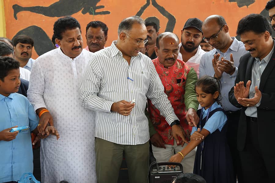 ಕಾರ್ಯಕ್ರಮದಲ್ಲಿ ದಿನೇಶ್ ಗುಂಡೂರಾವ್ ಅವರು ವಿದ್ಯಾರ್ಥಿಗಳಿಗೆ ಸೊಳ್ಳೆಗಳಿಂದ ರಕ್ಷಿಸಿಕೊಳ್ಳುವ ಕ್ರೀಮ್ಗಳನ್ನು ವಿತರಿಸಿದರು. ಶಾಸಕ ಎಸ್.ಆರ್. ವಿಶ್ವನಾಥ್, ಆರೋಗ್ಯ ಇಲಾಖೆ ಆಯುಕ್ತ ಡಿ. ರಂದೀಪ್ ಉಪಸ್ಥಿತರಿದ್ದರು.