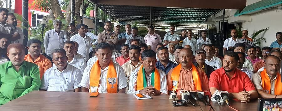 ಚನ್ನಪಟ್ಟಣದಲ್ಲಿ ಬುಧವಾರ ಬಿಜೆಪಿ ಜಿಲ್ಲಾ ಘಟಕದ ಅಧ್ಯಕ್ಷ ಆನಂದಸ್ವಾಮಿ ನೇತೃತ್ವದಲ್ಲಿ ಸ್ಥಳೀಯ ಬಿಜೆಪಿ ಮುಖಂಡರು ಸುದ್ದಿಗೋಷ್ಠಿ ನಡೆಸಿದರು