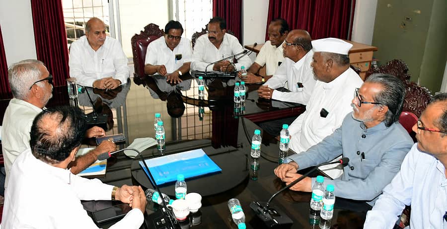 ಕಲಬುರಗಿ ನಗರದಲ್ಲಿ ಭಾನುವಾರ ನಡೆದ ಹೈದರಾಬಾದ್ ಕರ್ನಾಟಕ ಸಮಿತಿಯ ಉನ್ನತ ಮಟ್ಟದ ಕೋರ್ ಕಮಿಟಿ ಸಭೆಯ ಅಧ್ಯಕ್ಷತೆ ವಹಿಸಿದ್ದ ಸಮಿತಿ ಗೌರವಾಧ್ಯಕ್ಷ ಬಸವರಾಜ ದೇಶಮುಖ ಮಾತನಾಡಿದರು. ಸಮಿತಿ ಅಧ್ಯಕ್ಷ ಲಕ್ಷ್ಮಣ ದಸ್ತಿ, ಸಾಹಿತಿ ಆರ್.ಕೆ.ಹುಡಗಿ ಇತರರು ಪಾಲ್ಗೊಂಡಿದ್ದರು