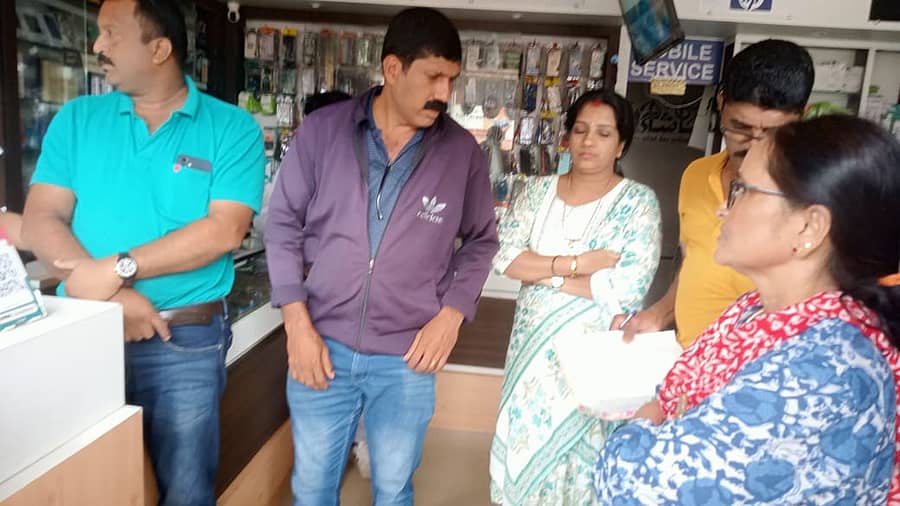 ನಾಪೋಕ್ಲು ಪಟ್ಟಣದ ಅಂಗಡಿಗಳಿಗೆ ತೆರಳಿ ಪರಿಶೀಲಿಸಿ ತೆರಿಗೆ ಪಾವತಿಸಿದೆ ಇರುವವರಿಗೆ ಗ್ರಾಮ ಪಂಚಾಯಿತಿಯಿಂದ ಮಾಹಿತಿ ನೀಡಲಾಯಿತು.