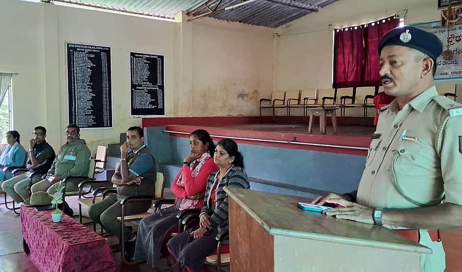 ವಿರಾಜಪೇಟೆ ಸಮೀಪದ ದೇವಣಗೇರಿ ಬಿ.ಸಿ ಪ್ರೌಢಶಾಲೆಯಲ್ಲಿ ಮಾದಕ ವಸ್ತು ವಿರೋಧಿ ದಿನದ ಅಂಗವಾಗಿ ಈಚೆಗೆ ನಡೆದ ಕಾರ್ಯಕ್ರಮದಲ್ಲಿ ಅವರು ಮಾತನಾಡಿದರು.