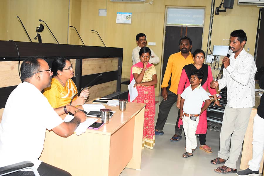 ಯಾದಗಿರಿ ಜಿಲ್ಲಾ ಪಂಚಾಯಿತಿ ಸಭಾಂಗಣದಲ್ಲಿ ಜಿಲ್ಲಾಧಿಕಾರಿ ಡಾ.ಸುಶೀಲಾ ಬಿ., ಅಂಗವಿಕಲರ ವಿಶೇಷ ಕುಂದು ಕೊರತೆಗಳ ಸಭೆ ನಡೆಸಿ, ಅವರಿಂದ ಸ್ವೀಕೃತವಾದ ಸಮಸ್ಯೆಗಳಿಗೆ ಸ್ಪಂದಿಸಿ ಮಾತನಾಡಿದರು