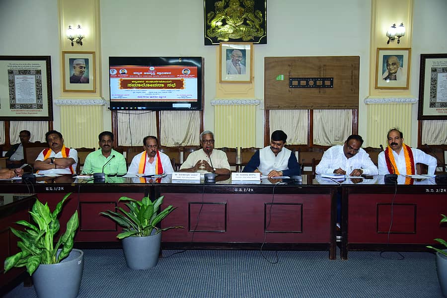 ಪುರುಷೋತ್ತಮ ಬಿಳಿಮಲೆ ಅವರು ಕನ್ನಡ ಪರ ಸಂಘಟನೆಗಳ ಪ್ರಮುಖರ ಜತೆಗೆ ಸಭೆ ನಡೆಸಿದರು. ಪ್ರಾಧಿಕಾರದ ಕಾರ್ಯದರ್ಶಿ ಸಂತೋಷ ಹಾನಗಲ್ಲ ಉಪಸ್ಥಿತರಿದ್ದರು.