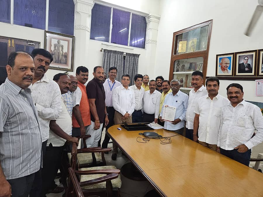 ಬಿಬಿಎಂಪಿ ಗುತ್ತಿಗೆದಾರ ಸಂಘದ ಬೇಡಿಕೆಗಳನ್ನು ಈಡೇರಿಸಲು ಬಿಬಿಎಂಪಿ ಮುಖ್ಯ ಆಯುಕ್ತ ತುಷಾರ್ ಗಿರಿನಾಥ್ ಹಾಗೂ ಯೋಜನಾ ವಿಭಾಗದ ವಿಶೇಷ ಆಯುಕ್ತ ಹರೀಶ್ಕುಮಾರ್ ಅವರು ಸಂಘದ ಪದಾಧಿಕಾರಿಗಳೊಂದಿಗೆ ಸಭೆ ನಡೆಸಿದರು