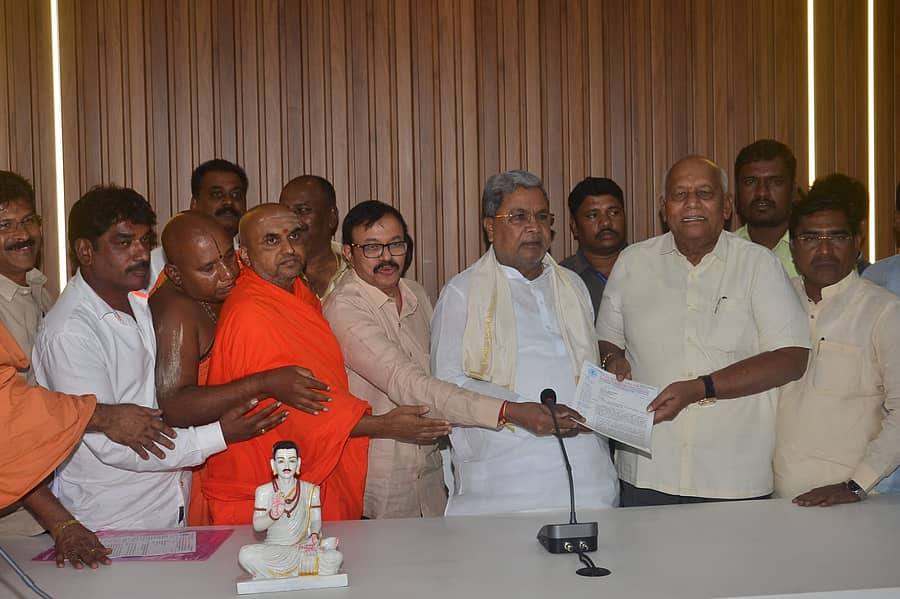 ಆರ್ಯ ಈಡಿಗ ಮಹಾಸಂಸ್ಥಾನ ಮಠದ ವಿಖ್ಯಾತಾನಂದ ಸ್ವಾಮೀಜಿ ಮತ್ತು ಕರ್ನಾಟಕ ಪ್ರದೇಶ ಆರ್ಯ ಈಡಿಗರ ಸಂಘದ ಅಧ್ಯಕ್ಷ ಎಂ.ತಿಮ್ಮೇಗೌಡ ಅವರ ನೇತೃತ್ವದಲ್ಲಿ ಸಂಘದ ಪದಾಧಿಕಾರಿಗಳು ಮುಖ್ಯಮಂತ್ರಿ ಸಿದ್ದರಾಮಯ್ಯ ಅವರಿಗೆ ಮನವಿ ಪತ್ರ ಸಲ್ಲಿಸಿದರು