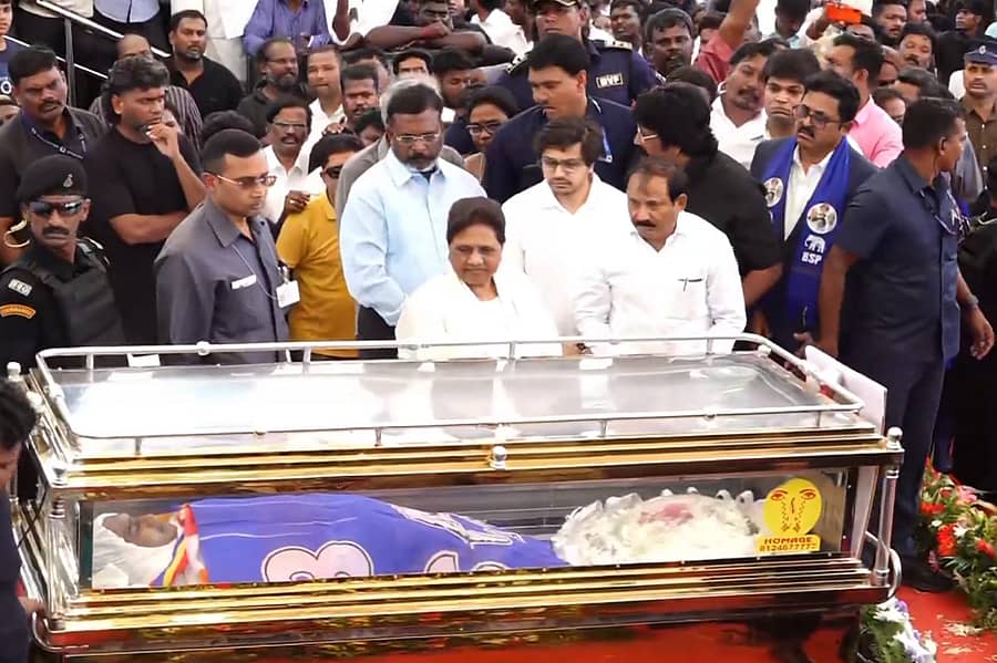 ಚೆನ್ನೈನ ಪೆರಂಬೂರಿನಲ್ಲಿರುವ ಖಾಸಗಿ ಶಾಲೆಯೊಂದರಲ್ಲಿ ಇರಿಸಲಾಗಿದ್ದ ಆರ್ಮ್ಸ್ಟ್ರಾಂಗ್ ಅವರ ಮೃತದೇಹಕ್ಕೆ ಅಂತಿಮ ನಮನ ಸಲ್ಲಿಸಿದ ಬಿಎಸ್ಪಿ ಮುಖ್ಯಸ್ಥೆ ಮಾಯಾವತಿ