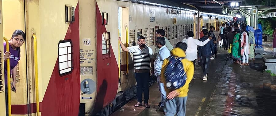 <div class="paragraphs"><p>ರೈಲು </p></div>