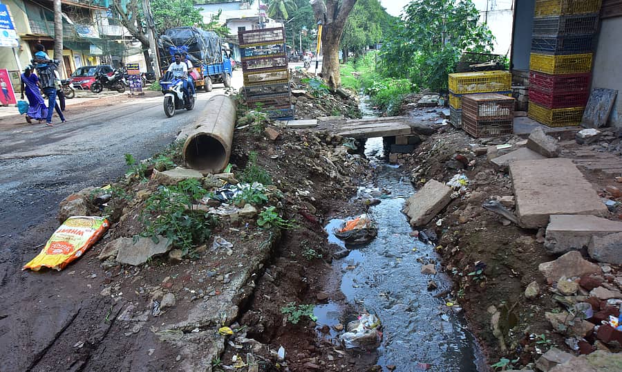ಉಣಕಲ್ ಗ್ರಾಮ ಪ್ರವೇಶದ ರಸ್ತೆ ಬದಿಯಲ್ಲಿ ಹಾಳಾಗಿರುವ ಚರಂಡಿ
–ಪ್ರಜಾವಾಣಿ ಚಿತ್ರ: ಗುರು ಹಬೀಬ