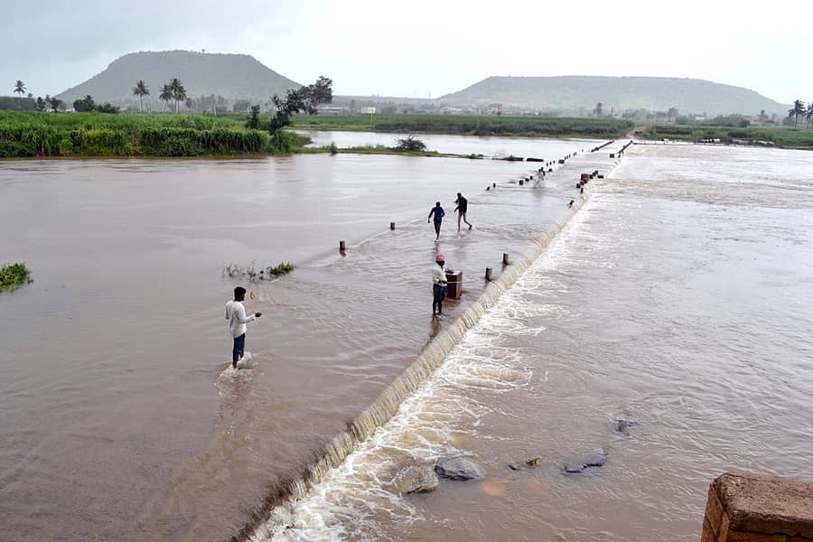 ಘಟಪ್ರಭಾ ಮತ್ತು ಹಿರಣ್ಯಕೇಶಿ ನದಿಗಳಿಗೆ ಹೆಚ್ಚು ನೀರು ಹರಿದು ಬಂದ ಕಾರಣ ಗೋಕಾಕ– ಶಿಂಗಳಾಪುರ ಬ್ರಿಜ್ ಕಂ ಬ್ಯಾರೇಜ್ ಶುಕ್ರವಾರ ಮುಳುಗಡೆ ಆಯಿತು