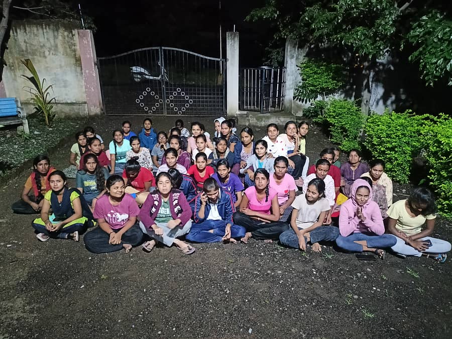 ಗುಲಬರ್ಗಾ ವಿ.ವಿ. ಸ್ನಾತಕೋತ್ತರ ಬಿಸಿಎಂ ಹಾಸ್ಟೆಲ್‌ನಲ್ಲಿ ಊಟ ಸರಿಯಾಗಿ ಕೊಡುತ್ತಿಲ್ಲ ಎಂದು ಆರೋಪಿಸಿ ಸ್ನಾತಕೋತ್ತರ ವಿದ್ಯಾರ್ಥಿನಿಯರು ವಸತಿನಿಲಯದ ಎದುರು ಮಂಗಳವಾರ ರಾತ್ರಿ ಧರಣಿ ನಡೆಸಿದರು