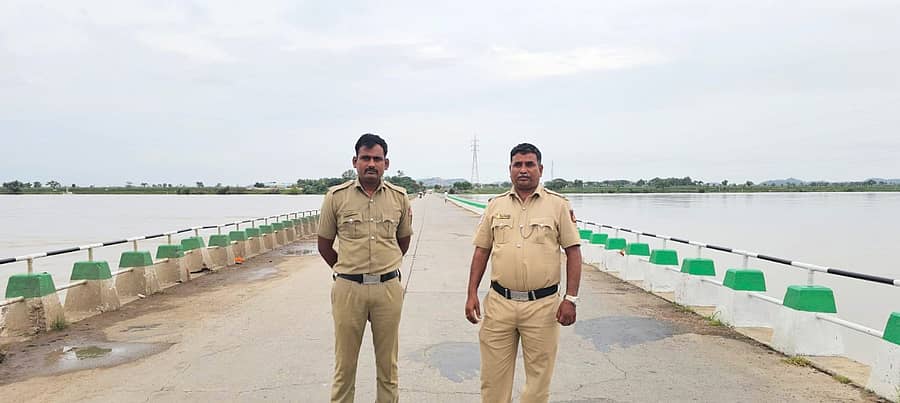 ಶಹಾಪುರ ತಾಲ್ಲೂಕಿನ ಕೊಳ್ಳೂರ(ಎಂ) ಸೇತುವೆ ಬಳಿ ಮುನ್ನೆಚ್ಚರಿಕೆ ಕ್ರಮವಾಗಿ ಗುರುವಾರ ಪೊಲೀಸ್ ಸಿಬ್ಬಂದಿ ನಿಯೋಜಿಸಿದೆ