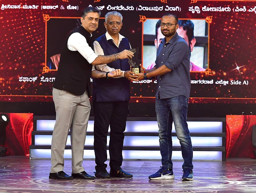 <div class="paragraphs"><p>ನಿರ್ದೇಶಕ ಹೇಮಂತ್ ಎಂ.ರಾವ್ ಪರವಾಗಿ ನಿರ್ದೇಶಕ ಚಂದ್ರಜಿತ್ ಬೆಳ್ಳಿಯಪ್ಪ ಪ್ರಶಸ್ತಿ ಸ್ವೀಕರಿಸಿದರು </p></div>