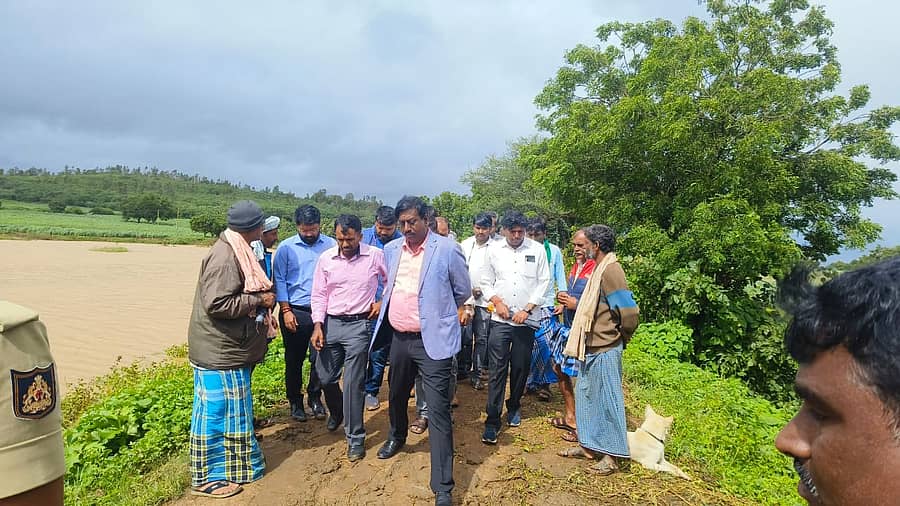 ಶಿಗ್ಗಾವಿ ತಾಲ್ಲೂಕಿನ ಚಂದಾಪುರದ ಕೆರೆ ಪ್ರದೇಶಕ್ಕೆ ಜಿಲ್ಲಾಧಿಕಾರಿ ವಿಜಯ ಮಹಾಂತೇಶ ಶುಕ್ರವಾರ ಭೇಟಿ ನೀಡಿದರು