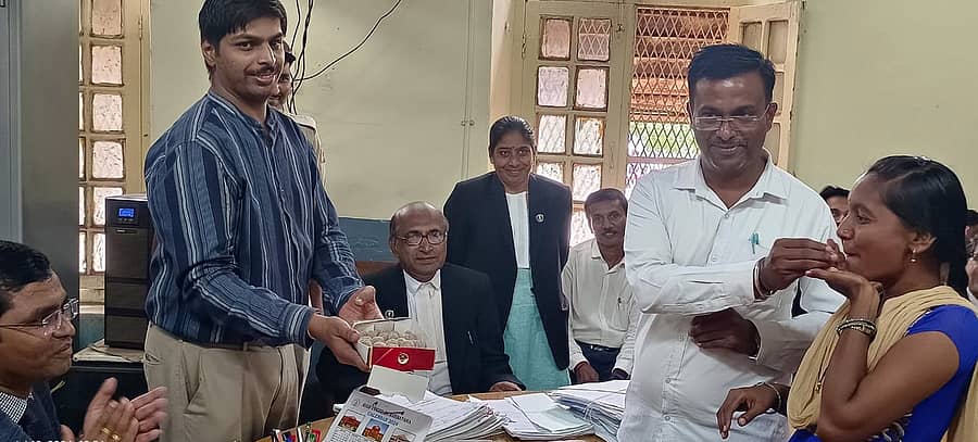 ಗೋಕಾಕದಲ್ಲಿ ಶನಿವಾರ ಜರುಗಿದ ಬೃಹತ್ ಲೋಕ ಅದಾಲತ್ನಲ್ಲಿ ಒಂದಾದ ಪತಿ–ಪತ್ನಿ ಪರಸ್ಪರ ಸಿಹಿ ತಿಂದರು