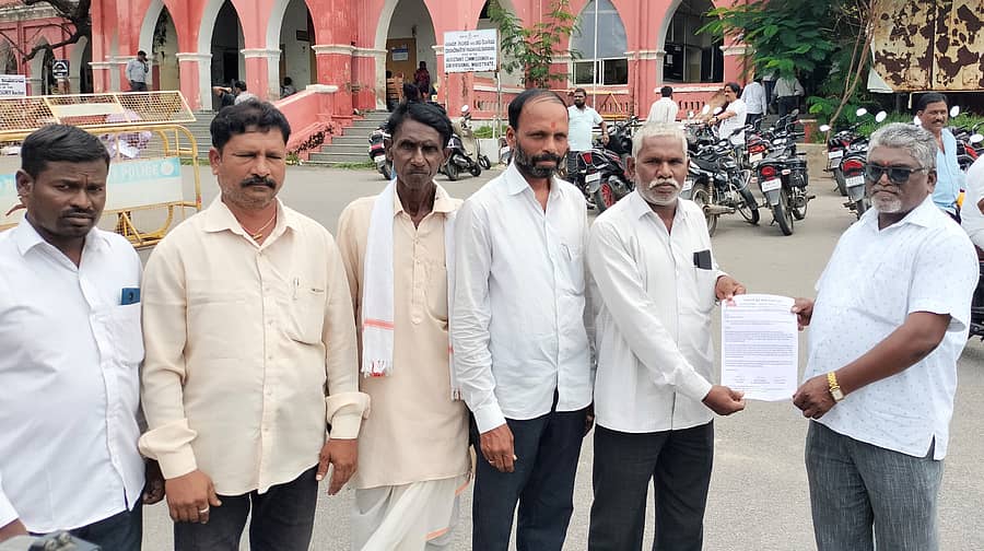 ಕರ್ನಾಟಕ ರೈತ ಸಂಘದ( ಕೆಆರ್ ಎಸ್) ಜಿಲ್ಲಾ ಸಮಿತಿಯ ಪದಾಧಿಕಾರಿಗಳು ಗುರುವಾರ ರಾಯಚೂರಿನ ಜಿಲ್ಲಾಡಳಿತ ಕಚೇರಿಯ ಅಧಿಕಾರಿಗೆ ಮನವಿ ಸಲ್ಲಿಸಿದರು