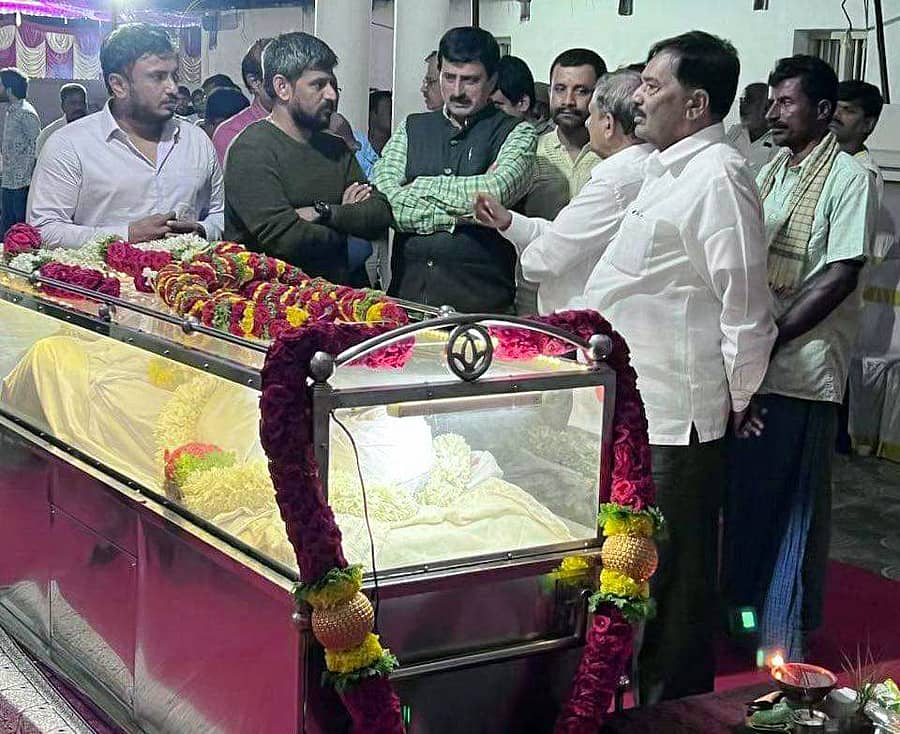 ಚನ್ನಪಟ್ಟಣ ತಾಲ್ಲೂಕಿನ ಚಕ್ಕೆರೆ ಗ್ರಾಮಕ್ಕೆ ಸಂಸದ ಡಾ.ಸಿ.ಎನ್ ಮಂಜುನಾಥ್ ಅವರು ಆಗಮಿಸಿ ಪುಟ್ಟಮಾದೇಗೌಡ ಅವರ ಅಂತಿದರ್ಶನ ಪಡೆದು ಸಿ.ಪಿ. ಯೋಗೇಶ್ವರ್ ಅವರಿಗೆ ಸಾಂತ್ವನ ಹೇಳಿದರು