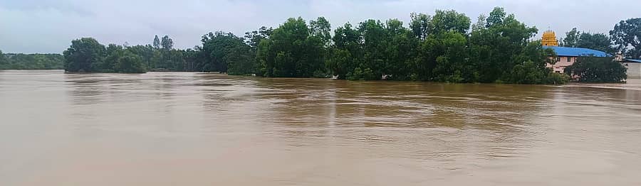 ಆನವಟ್ಟಿ ಸಮೀಪದ ದಂಡಾವದಿ-ವರದಾ ನದಿಯ ಸಂಗಮ ಕ್ಷೇತ್ರ ಹೊಳೆಲಿಂಗೇಶ್ವರ ದೇವಸ್ಥಾನ ಜಲಾವೃತವಾಗಿರವುದು