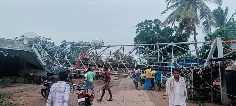 ತೆಕ್ಕಲಕೋಟೆ ಸಮೀಪದ ದರೂರು ಗ್ರಾಮದಲ್ಲಿ ಬಿರುಗಾಳಿಗೆ ಮೊಬೈಲ್ ಟವರ್ ನೆಲಕ್ಕೆ ಉರುಳಿದೆ