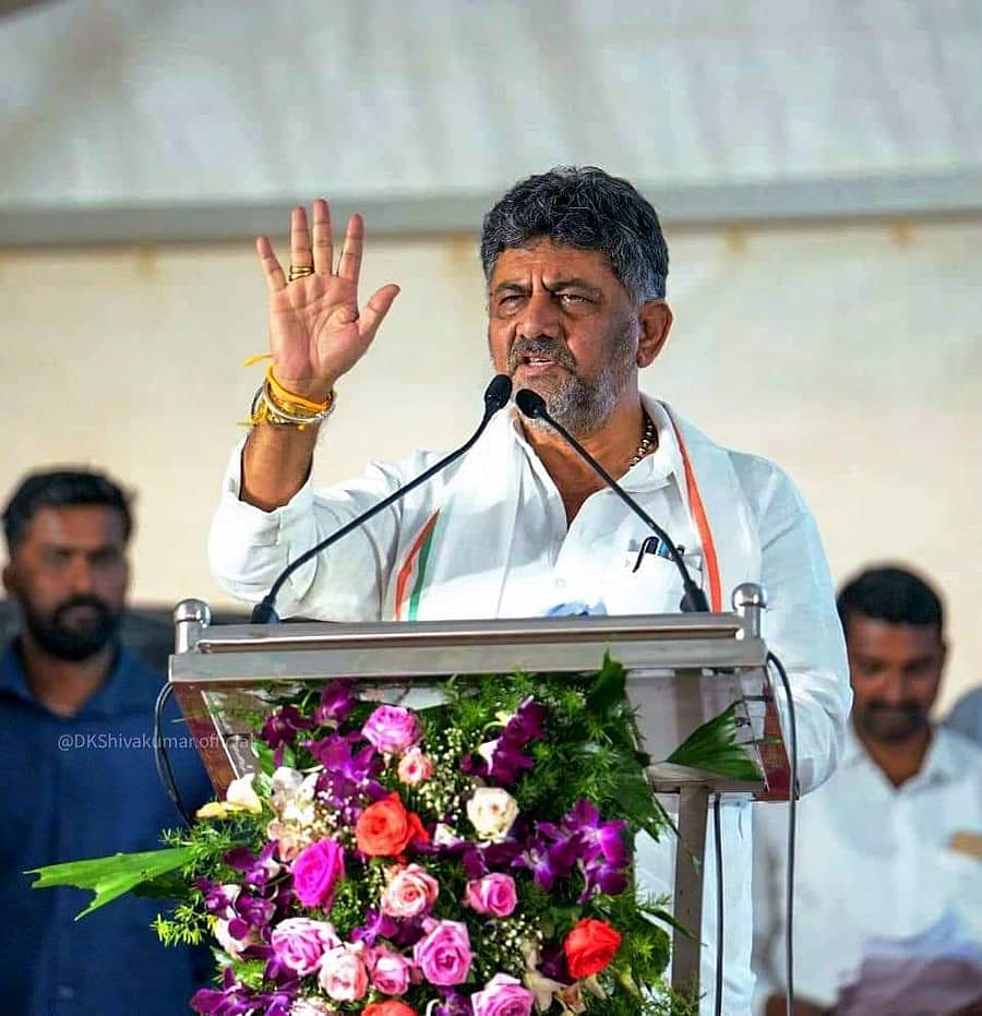 ಚನ್ನಪಟ್ಟಣ ತಾಲ್ಲೂಕಿನ ಅರಳಾಳುಸಂದ್ರ ಗ್ರಾಮದ ಶಾಲಾ ಮೈದಾನದಲ್ಲಿ ಹಮ್ಮಿಕೊಳ್ಳಲಾಗಿದ್ದ ಜಿಲ್ಲಾ ಮಟ್ಟದ ಜನಸ್ಪಂದನ ಕಾರ್ಯಕ್ರಮದಲ್ಲಿ ಉಪ ಮುಖ್ಯಮಂತ್ರಿ ಡಿ.ಕೆ. ಶಿವಕುಮಾರ್ ಮಾತನಾಡಿದರು