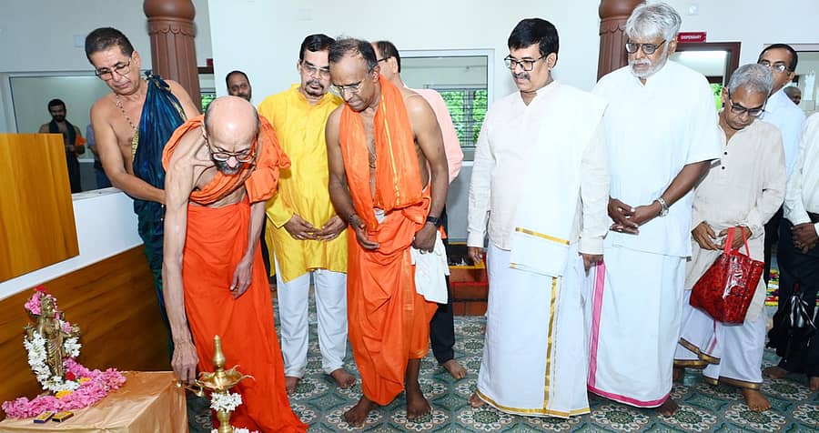 ಶಂಕರಪುರ ಸಮೀಪದ ಸಾಲ್ಮರ ಗೋವಿಂದ ಭಟ್ ಫ್ಯಾಮಿಲಿ ಟ್ರಸ್ಟ್ ವತಿಯಿಂದ ನಿರ್ಮಾಣಗೊಂಡ ಕೃಷ್ಣವೇಣಿ ಆಶ್ರಯಧಾಮ ಮತ್ತು ಆಯುರ್ವೇದ ಕೇಂದ್ರವನ್ನು ವಿದ್ಯಾಸಾಗರತೀರ್ಥ ಸ್ವಾಮೀಜಿ ಉದ್ಘಾಟಿಸಿದರು