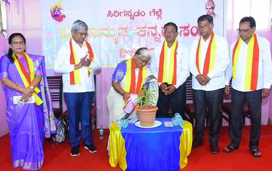 ಬೀದರ್ನಲ್ಲಿ ಏರ್ಪಡಿಸಿದ್ದ ಕವಿಗೋಷ್ಠಿಯನ್ನು ಸಾಹಿತಿ ರಜಿಯಾ ಬಳಬಟ್ಟಿ ಸಸಿಗೆ ನೀರೆರೆದು ಉದ್ಘಾಟಿಸಿದರು