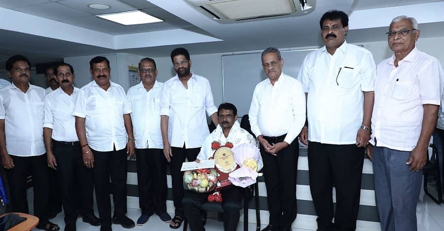 ಎಸ್‌ಸಿಡಿಸಿಸಿ ಬ್ಯಾಂಕ್‌ನಲ್ಲಿ ನಡೆದ ಕಾರ್ಯಕ್ರಮದಲ್ಲಿ ನಿವೃತ್ತರಾದ ಸಿಬ್ಬಂದಿಯನ್ನು ಸನ್ಮಾನಿಸಲಾಯಿತು