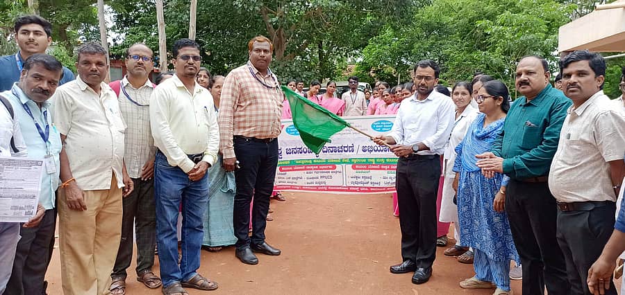 <div class="paragraphs"><p>ಶಿಗ್ಗಾವಿ ಪಟ್ಟಣದ ತಾಲ್ಲೂಕು ಪಂಚಾಯ್ತಿ ಆವರಣದಲ್ಲಿ ಶುಕ್ರವಾರ ನಡೆದ ತಂಬಾಕು ಸೇವನೆ ತಡೆ ಆರೋಗ್ಯ ಜಾಗೃತಿ ಜಾಥಾಕ್ಕೆ ಜಿ.ಪಂ.ಸಿಇಒ ಅಕ್ಷಯ ಶ್ರೀಧರ ಚಾಲನೆ ನೀಡಿದರು </p></div>