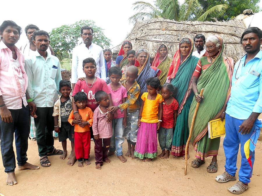 ಲಿಂಗಸುಗೂರು ತಾಲ್ಲೂಕಿನ ಕಡದರಗಡ್ಡಿಯಲ್ಲಿ ಕುಟುಂಬಸ್ಥರು ಹಕ್ಕುಪತ್ರ ಪ್ರದರ್ಶಿಸಿದರು