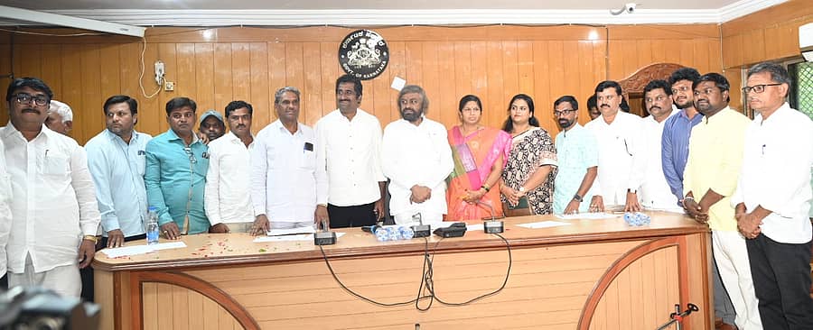 ಬೀದರ್ ಜಿಲ್ಲಾಧಿಕಾರಿ ಕಚೇರಿಯಲ್ಲಿ ಸೋಮವಾರ ಜಿಲ್ಲಾ ಉಸ್ತುವಾರಿ ಸಚಿವ ಈಶ್ವರ ಬಿ. ಖಂಡ್ರೆ, ಪೌರಾಡಳಿತ ಸಚಿವ ರಹೀಂ ಖಾನ್ ಅವರ ನೇತೃತ್ವದಲ್ಲಿ ಜಿಲ್ಲಾ ಗ್ಯಾರಂಟಿ ಅನುಷ್ಠಾನ ಪ್ರಾಧಿಕಾರದ ಮೊದಲ ಸಭೆ ನಡೆಯಿತು