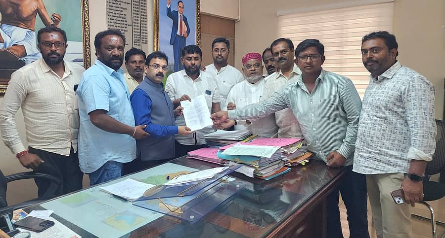 ಚಿಕ್ಕಬಳ್ಳಾಪುರದ 4ನೇ ವಾರ್ಡ್ಗೆ ಹೆಚ್ಚು ಅನುದಾನ ನೀಡಿ ಉಳಿದ ವಾರ್ಡ್ಗಳನ್ನು ನಿರ್ಲಕ್ಷಿಸಲಾಗಿದೆ. ಈ ಕ್ರಿಯಾಯೋಜನೆ ರದ್ದುಪಡಿಸಬೇಕು ಎಂದು ನಗರಸಭೆ ಸದಸ್ಯರು ಜಿಲ್ಲಾಧಿಕಾರಿ ಪಿ.ಎನ್. ರವೀಂದ್ರ ಅವರಿಗೆ ಮನವಿ ಸಲ್ಲಿಸಿದರು