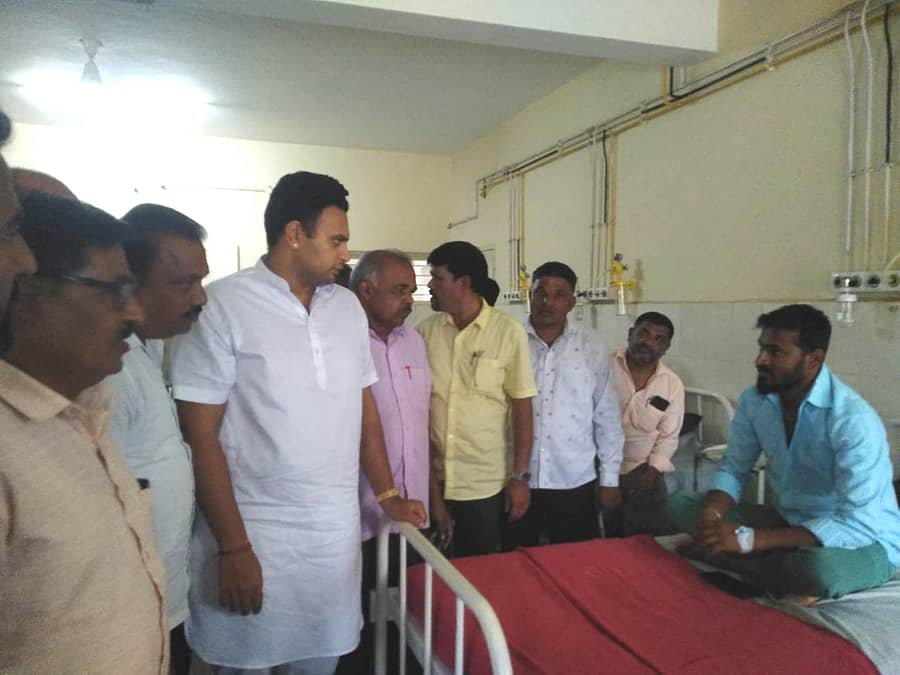 ಹುಣಸೂರು ನಗರದ ಸಾರ್ವಜನಿಕ ಆಸ್ಪತ್ರೆಗೆ ಮಂಗಳವಾರ ಸಂಸದ ಯದುವೀರ್ ಕೃಷ್ಣದತ್ತ ಚಾಮರಾಜ ಒಡೆಯರ್ ಭೇಟಿ ನೀಡಿ ಡೆಂಗಿ ಜ್ವರದಿಂದ ಬಳಲುತ್ತಿದ್ದ ರೋಗಿಯ ಆರೋಗ್ಯ ವಿಚಾರಿಸಿದರು