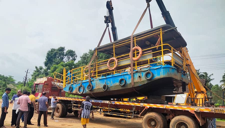 ಕಾರವಾರ ತಾಲ್ಲೂಕಿನ ಉಳಗಾದಲ್ಲಿರುವ ಬಾರ್ಜ್‍ನ್ನು ಬೆಳಗಾವಿಯ ಪ್ರವಾಹ ಪೀಡಿತ ಪ್ರದೇಶಕ್ಕೆ ಸಾಗಿಸಲು ಕ್ರೇನ್ ಸಹಾಯದೊಂದಿಗೆ ಟ್ರಕ್‍ ಮೇಲೆರಿಸಲಾಯಿತು.