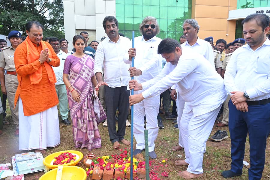 ಕ್ರೀಡಾ ವಸತಿ ನಿಲಯದ ನಿರ್ಮಾಣಕ್ಕೆ ಜಿಲ್ಲಾ ಉಸ್ತುವಾರಿ ಸಚಿವ ಈಶ್ವರ ಬಿ. ಖಂಡ್ರೆಯವರು ಸೋಮವಾರ ಬೀದರ್‌ನಲ್ಲಿ ಶಂಕುಸ್ಥಾಪನೆ ನೆರವೇರಿಸಿದರು. ಸಚಿವ ರಹೀಂ ಖಾನ್‌, ನಗರಸಭೆ ಅಧ್ಯಕ್ಷ ಮೊಹಮ್ಮದ್‌ ಗೌಸ್‌ ಮತ್ತಿತರರು ಹಾಜರಿದ್ದರು