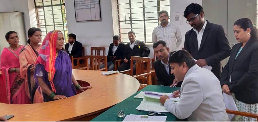 ಹುಕ್ಕೇರಿಯಲ್ಲಿ ಶನಿವಾರ ಜರುಗಿದ ಲೋಕ್ ಅದಾಲತ್ತಿನಲ್ಲಿ ಮಹಿಳಾ ಕಕ್ಷಿದಾರರು ನ್ಯಾಯಾಧೀಶ ಕೆ.ಎಸ್.ರೊಟ್ಟೇರ್ ಅವರ ಮುಂದೆ ಹಾಜರಾದರು 