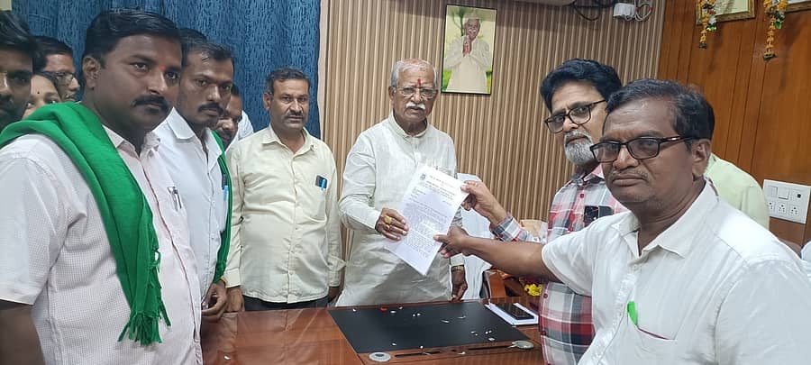 ಕರಾಳ ಕೃಷಿ ನೀತಿ ಮತ್ತು ಕಾರ್ಮಿಕ ಕೋಡ್ ಹಿಂಪಡೆಯುವ ಕುರಿತು ಅಧಿವೇಶನದಲ್ಲಿ ಧ್ವನಿ ಎತ್ತುವಂತೆ ಆಗ್ರಹಿಸಿ ವಿವಿಧ ಸಂಘಟನೆಗಳ ಮುಖಂಡರು ಶನಿವಾರ ಸಂಸದ ರಮೇಶ ಜಿಗಜಿಣಗಿ ಅವರಿಗೆ ಮನವಿ ಸಲ್ಲಿಸಿದರು