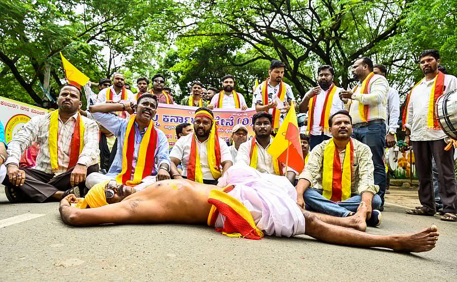 ಕಲಬುರಗಿ ನಗರದ ರಸ್ತೆಯಲ್ಲಿ ನಮ್ಮ ಕರ್ನಾಟಕ ಸೇನೆ ಕಾರ್ಯಕರ್ತರು ಪ್ರತಿಭಟನೆ ನಡೆಸಿದರು -ಪ್ರಜಾವಾಣಿ ಚಿತ್ರ