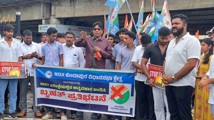 ಕುಂದಾಪುರದ ಶಾಸ್ತ್ರಿ ಸರ್ಕಲ್ನಲ್ಲಿ ಎನ್ಎಸ್ಯುಐ ನೇತೃತ್ವದಲ್ಲಿ ವಿದ್ಯಾರ್ಥಿಗಳು ಪ್ರತಿಭಟನೆ ನಡೆಸಿದರು