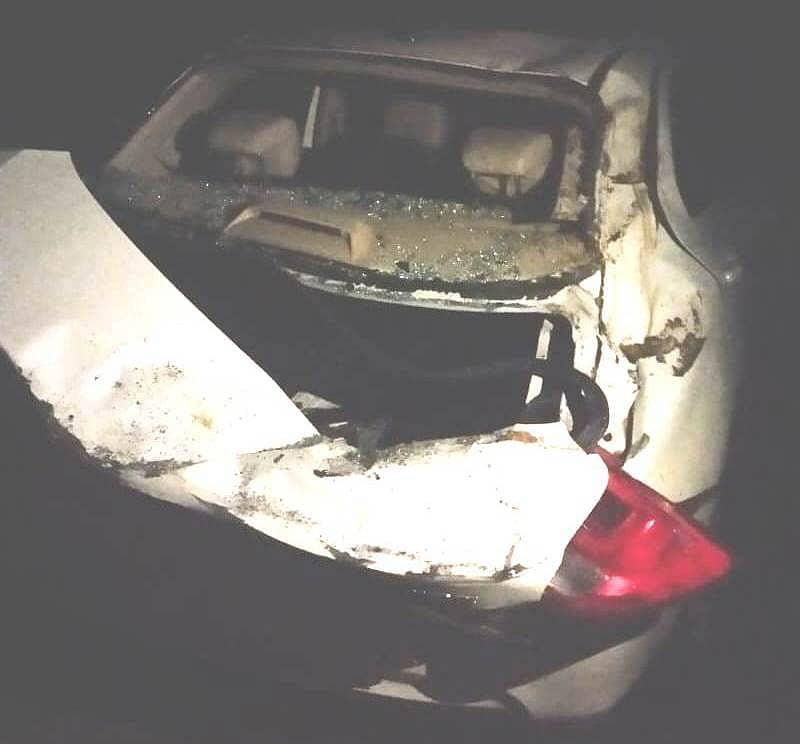 ಆನಂದಪುರ ಸಮೀಪದ ಹೊಸಗುಂದದ ಬಳಿ ಚಲಿಸುತಿದ್ದ ಕಾರಿನ ಮೇಲೆ ಮರ ಬಿದ್ದು ಕಾರಿನ ಹಿಂಭಾಗ ಜಖಂಗೊಂಡಿರುವುದು