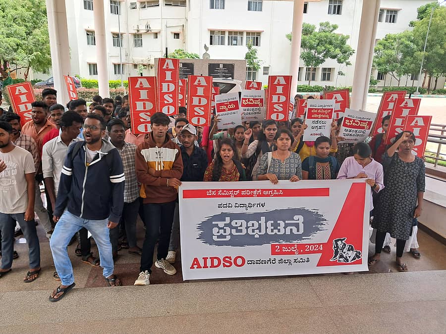 ದಾವಣಗೆರೆ ವಿಶ್ವವಿದ್ಯಾಲಯದ ಆಡಳಿತ ಕಚೇರಿ ಎದುರು ಆಲ್ ಇಂಡಿಯಾ ಡೆಮಾಕ್ರಟಿಕ್ ಸ್ಟೂಡೆಂಟ್ಸ್ ಆರ್ಗನೈಸೇಷನ್ ಕಾರ್ಯಕರ್ತರು ಬೆಸ ಸೆಮಿಸ್ಟರ್ ಪರೀಕ್ಷೆಗೆ ಅವಕಾಶ ನೀಡುವಂತೆ ಕೋರಿ ಪ್ರತಿಭಟನೆ ನಡೆಸಿದರು