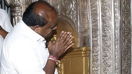 <div class="paragraphs"><p>ಚಾಮುಂಡಿ ಬೆಟ್ಟದಲ್ಲಿ ಚಾಮುಂಡೇಶ್ವರಿಗೆ ಪೂಜೆ ಸಲ್ಲಿಸಿದ ಎಚ್.ಡಿ.ಕುಮಾರಸ್ವಾಮಿ</p></div>