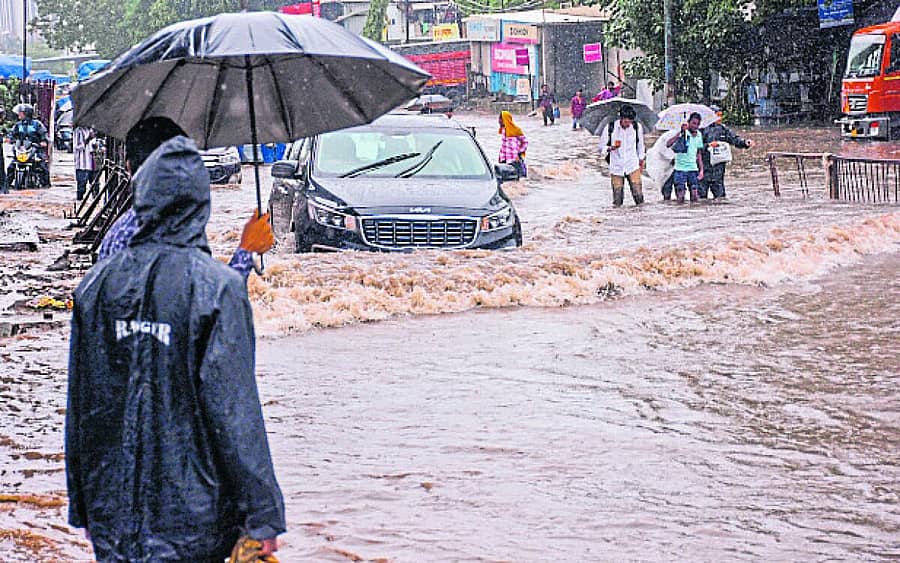 <div class="paragraphs"><p>ಗುಜರಾತ್ನ ಸೂರತ್ನಲ್ಲಿ ರಸ್ತೆಗಳು ಜಲಾವೃತಗೊಂಡಿದ್ದವು <br></p></div>