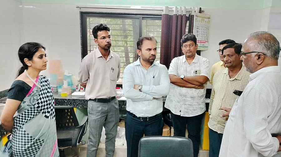 ಜಿಲ್ಲಾಧಿಕಾರಿ ಶಿಲ್ಪಾ ಶರ್ಮಾ, ಜಿಪಂ ಸಿಇಒ ಡಾ. ಗಿರೀಶ್ ಬದೋಲೆ ಅವರು ಬೀದರ್ನ ಡಿಎಚ್ಇ ಕಚೇರಿಗೆ ಭೇಟಿ ಕೊಟ್ಟು ಡೆಂಗಿ ನಿಯಂತ್ರಣಕ್ಕೆ ಕೈಗೊಂಡಿರುವ ಮುನ್ನೆಚ್ಚರಿಕೆ ಕ್ರಮಗಳ ಕುರಿತು ಮಾಹಿತಿ ಪಡೆದರು. ಉಪವಿಭಾಗಾಧಿಕಾರಿ ಲವೀಶ್ ಒರ್ಡಿಯಾ, ಡಿಎಚ್ಒ ಡಾ. ಧ್ಯಾನೇಶ್ವರ ನೀರಗುಡಿ ಮತ್ತಿತರರು ಹಾಜರಿದ್ದರು