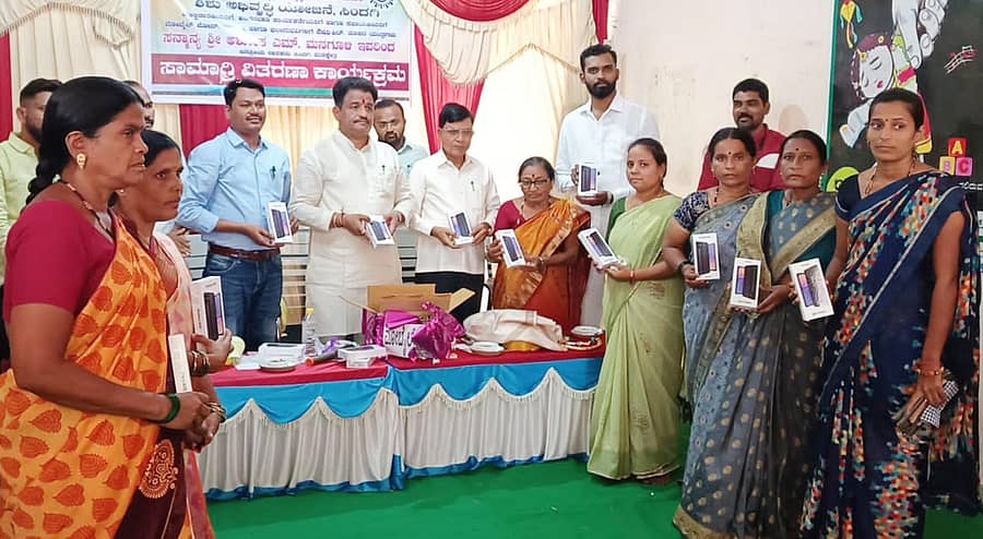 ಸಿಂದಗಿ ಪಟ್ಟಣದ ಮಹಿಳಾ ಮತ್ತು ಮಕ್ಕಳ ಅಭಿವೃದ್ದಿ ಇಲಾಖೆಯ ಶಿಶು ಅಭಿವೃದ್ದಿ ಯೋಜನಾಧಿಕಾರಿಗಳ ಕಾರ್ಯಾಲಯದ ಆವರಣದಲ್ಲಿ ಬುಧವಾರ ಹಮ್ಮಿಕೊಂಡಿದ್ದ ಸಮಾರಂಭದಲ್ಲಿ ಶಾಸಕ ಅಶೋಕ ಮನಗೂಳಿ ಅವರು ಅಂಗನವಾಡಿ ಕಾರ್ಯಕರ್ತೆಯರಿಗೆ ಸ್ಮಾರ್ಟ್ ಫೋನ್ ವಿತರಿಸಿದರು