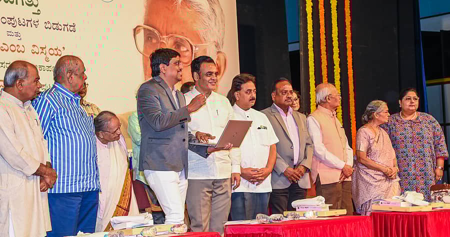 <div class="paragraphs"><p>ಮಾಧ್ಯಮ ಅನೇಕ ಪ್ರೊಡಕ್ಷನ್ನ ಅರವಿಂದ್ ಮೋತಿ ಅವರು (ಎಡದಿಂದ ನಾಲ್ಕನೆಯವರು) ನಿರ್ಮಾಣ ಮಾಡಿರುವ ‘ತೇಜಸ್ವಿ ಎಂಬ ವಿಸ್ಮಯ’ ಸಾಕ್ಷ್ಯಚಿತ್ರ ಸರಣಿಯನ್ನು ಸಿ.ಎನ್. ಅಶ್ವತ್ಥನಾರಾಯಣ ಬಿಡುಗಡೆ ಮಾಡಿದರು. (ಎಡದಿಂದ) ಸಾಹಿತಿ ಎಸ್.ಜಿ. ಸಿದ್ಧರಾಮಯ್ಯ, ಬಿ.ಎನ್. ಶ್ರೀರಾಮ್, ಎಂ. ಚಂದ್ರಶೇಖರ್ ಪ್ರತಿಷ್ಠಾನದ ಸದಸ್ಯೆ ಸರೋಜ ಎಂ. ಚಂದ್ರಶೇಖರ್ ಪಾಲ್ಗೊಂಡಿದ್ದರು.</p></div>