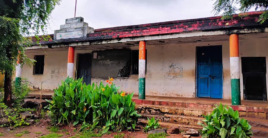 <div class="paragraphs"><p>ಅಫಜಲಪುರ ತಾಲ್ಲೂಕಿನ ಬಳ್ಳೂರಗಿ ಸರ್ಕಾರಿ ಹಿರಿಯ ಪ್ರಾಥಮಿಕ ಶಾಲೆ ಕಟ್ಟಡ ಶಿಥಿಲಗೊಂಡಿರುವುದು</p></div>