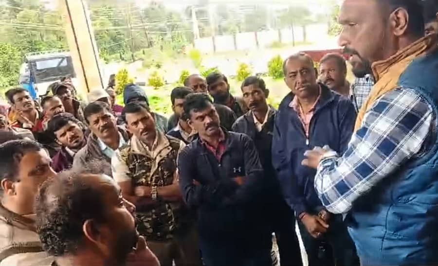 ಸಮರ್ಪಕ ವಿದ್ಯುತ್ ಪೂರೈಕೆಗೆ ಆಗ್ರಹಿಸಿ ಕುಂದಳ್ಳಿ, ಕುಮಾರಳ್ಳಿ ಗ್ರಾಮಸ್ಥರು ಸೋಮವಾರಪೇಟೆ ಸೆಸ್ಕ್ ಕಾರ್ಯಪಾಲಕ ಎಂಜಿನಿಯರ್ ಕಚೇರಿಗೆ ಸೋಮವಾರ ಮುತ್ತಿಗೆ ಹಾಕಿ ಪ್ರತಿಭಟಿಸಿದರು