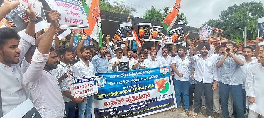 ನೀಟ್ ಮರು ಪರೀಕ್ಷೆಗೆ ಆಗ್ರಹಿಸಿ ಕಾಂಗ್ರೆಸ್ ಕಾರ್ಯಕರ್ತರು, ಎನ್ಎಸ್ಯುಐ ಕಾರ್ಯಕರ್ತರು ಮಂಗಳೂರಿನಲ್ಲಿ ಪ್ರತಿಭಟನೆ ನಡೆಸಿದರು